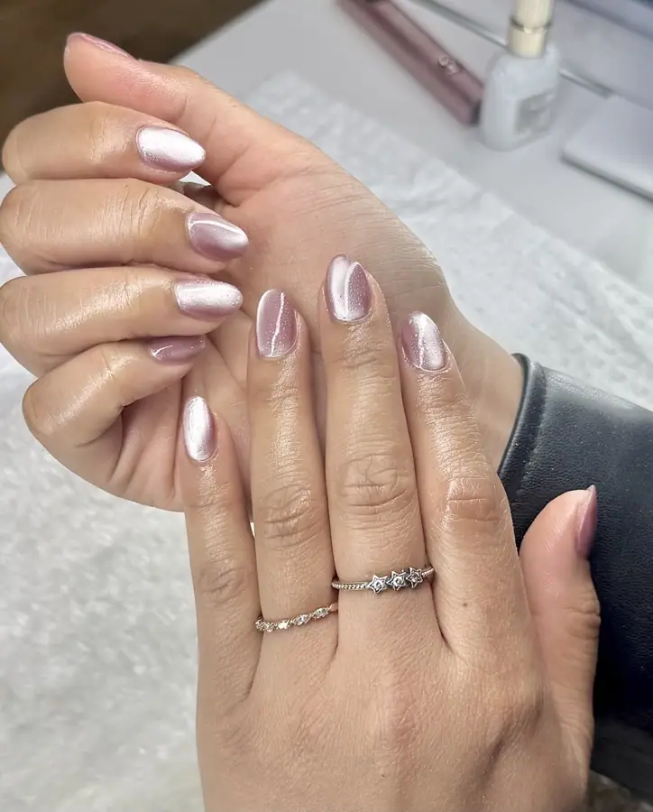 Pearl chrome short nails